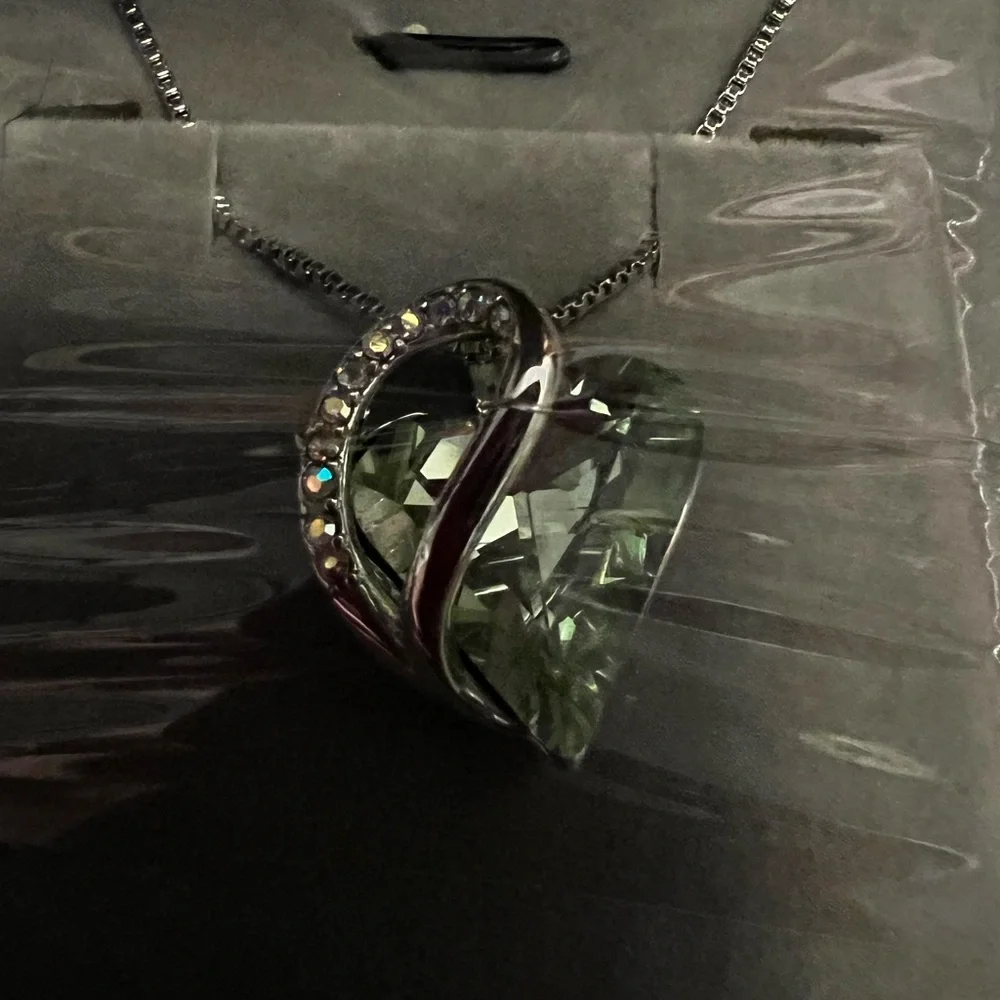 Exquisite LEAFAEL Silver Tone Necklace with Green Crystal Heart Pendant Necklace - Picture 2 of 4